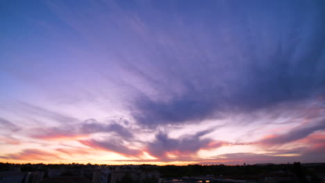 Sonnenuntergang-über-Der-Stadt-Montpellier,-Frankreich.-Wolken-Säumen-Den-Himmel